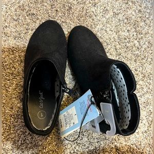 Cat and Jack girls black booties
